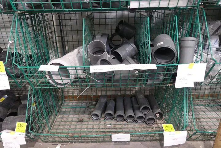 Konvolut PVC-Abwasser-Formteile Umfang: Fachinhalt, mit Korb